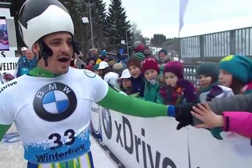 Gustavo é tietado pela torcida após sua participação no Mundial de Skeleton / Foto: Reprodução FIBT